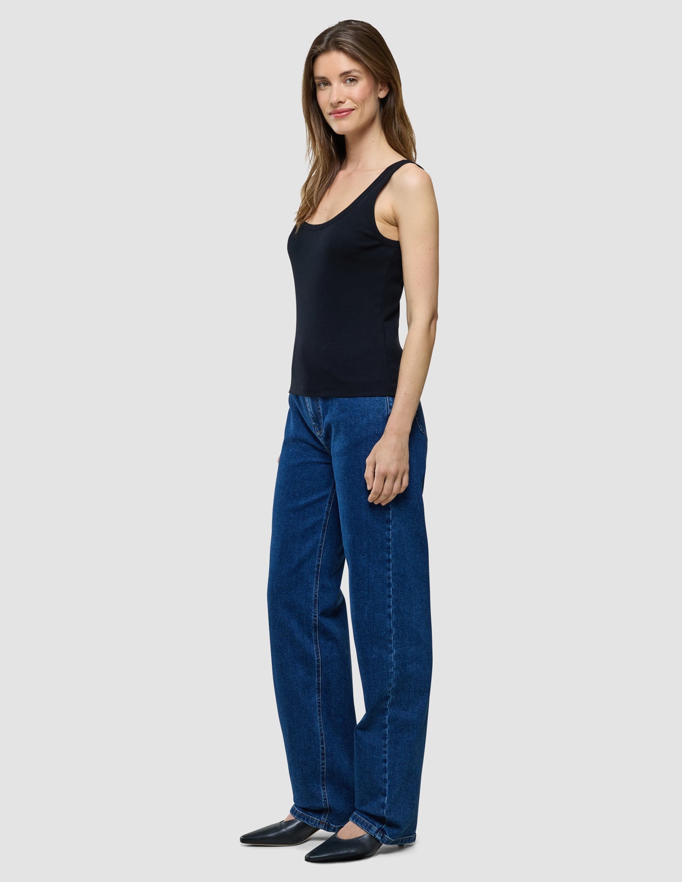 Rib Top i Black, helfigur med kvinde iført sort tanktop og blå jeans.
